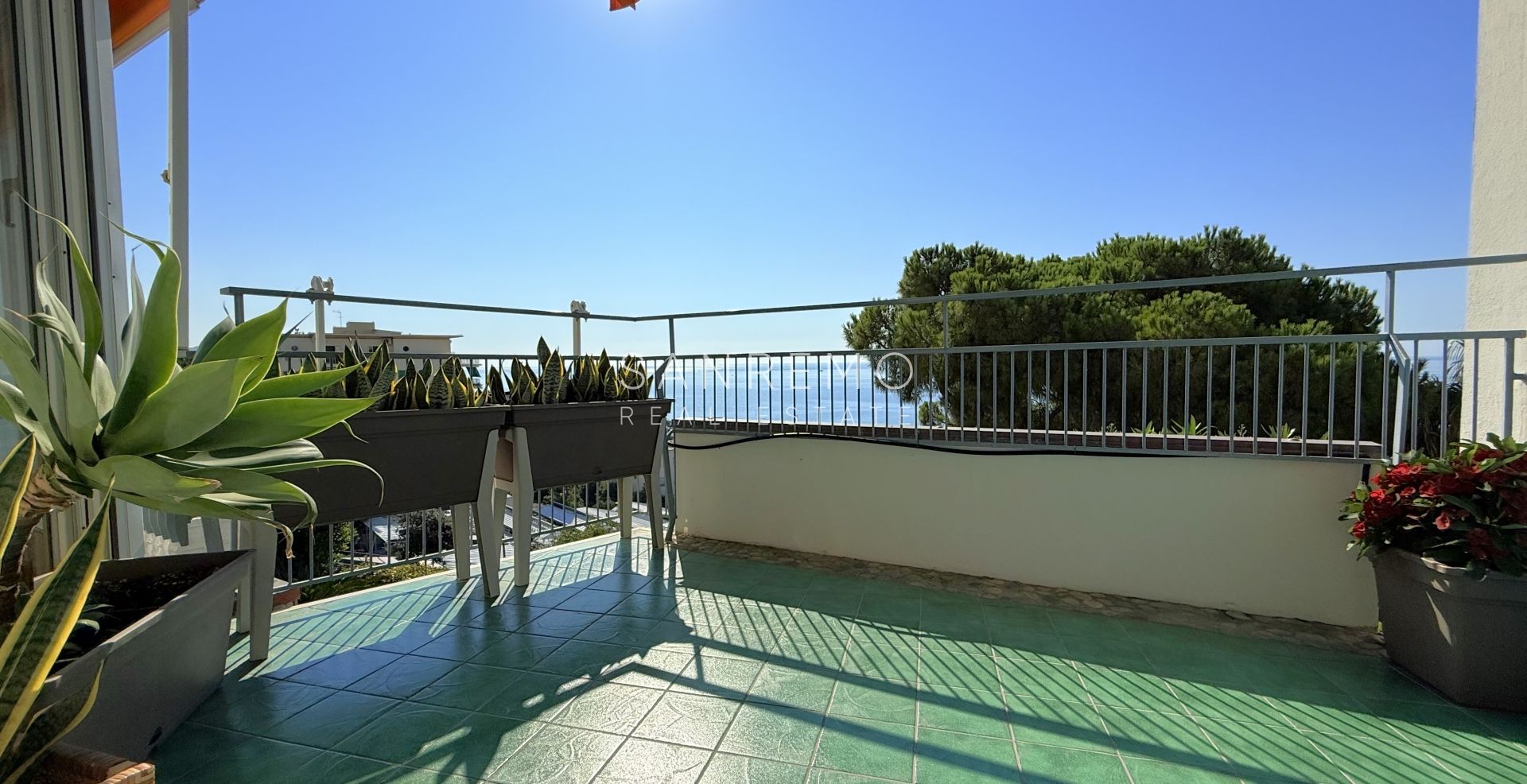 Прекрасная и светлая квартира, полностью отремонтированная в престижном жилом комплексе с бассейном