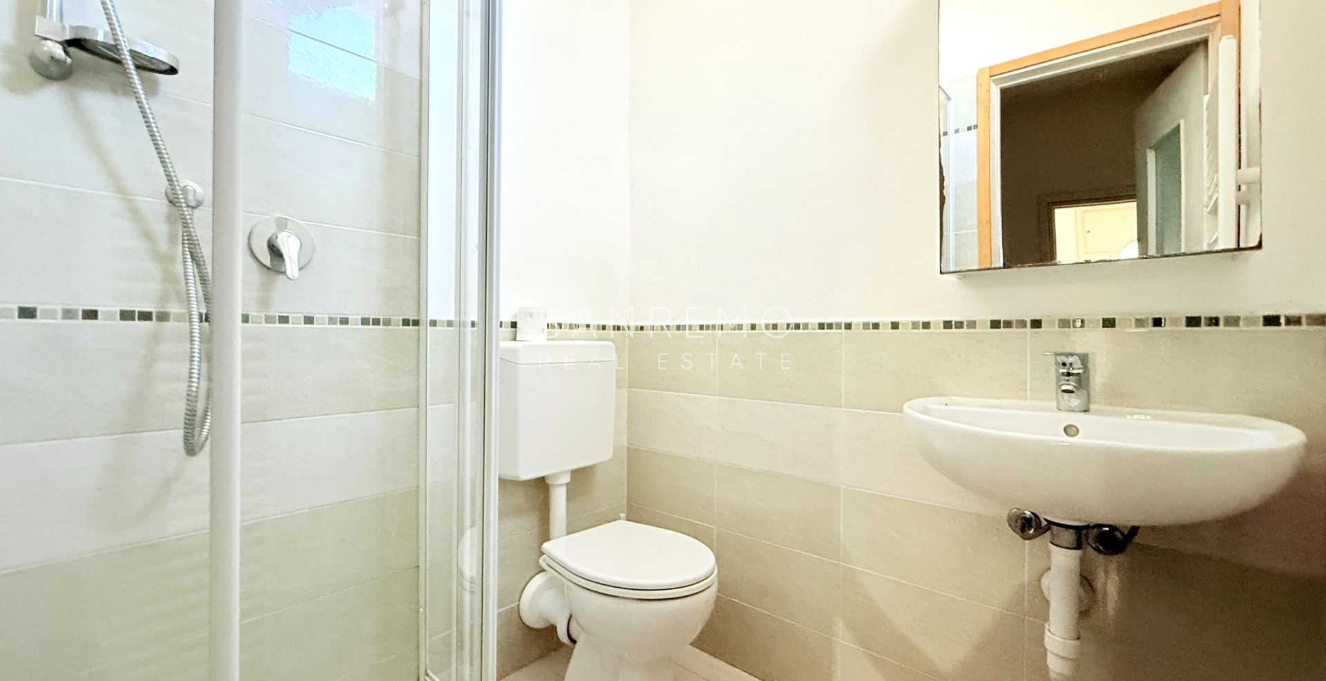 Квартира площадью 130 м² с террасой, расположенная на ровной местности и в нескольких шагах от пляжей и велосипедной дорожки.